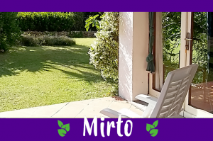 Appartamento di vacanza con vista su giardino e terrazza, fornito di sedia a sdraio (agriturismo La Valletta, Sardegna).
