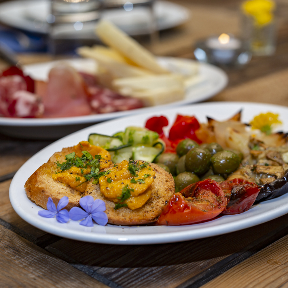 Piatto di antipasti nel ristorantino dell'agriturismo La Valletta, con formaggi verdure e salumi tipici.